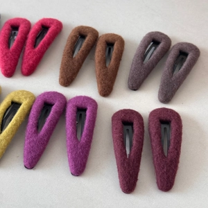 Détail macro de barrettes en feutre coloré en forme de goutte avec clip en métal