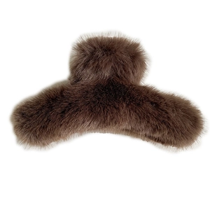 Elegante pinza per capelli in ecopelliccia marrone per acconciature invernali in stile chic