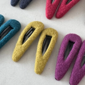 Gros plan de barrettes colorées en feutre avec une texture de laine pour l'hiver