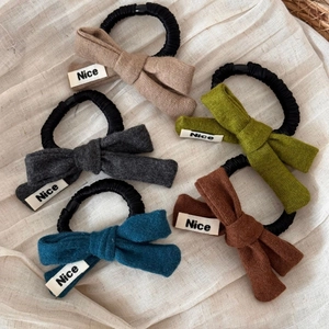 Lot de 5 chouchous nœuds en maille aux tons terre avec écusson en tissu 'Nice' décoratif