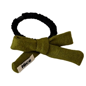 Chouchou à nœud tricoté vert olive avec étiquette Nice sur bande élastique noire chic