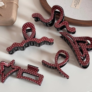 Lot de six pinces à cheveux en acétate rouge foncé à pois blancs et paillettes
