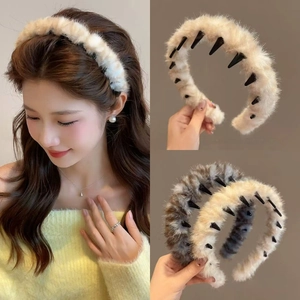 Plush wavy headband with inner plastic teeth for volume, shown in beige and grey colors