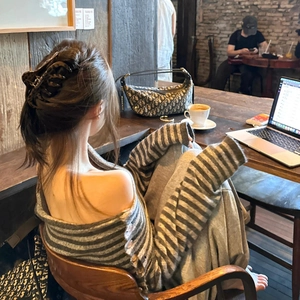 Détail d'une grande pince à cheveux motif léopard fixant un chignon avec élégance