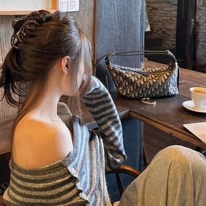 Pince à cheveux motif léopard élégante pour cheveux épais dans un décor de café