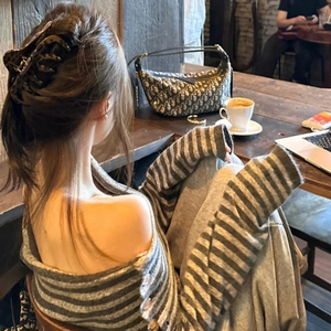 Vue détaillée d'une grande pince à cheveux motif léopard fixant un chignon féminin