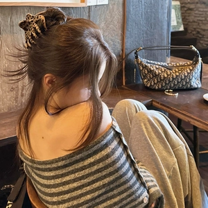 Pince à cheveux léopard grand format pour cheveux épais portée par un mannequin