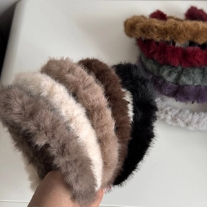 Gros plan de serre-têtes ondulés en peluche douce aux couleurs d'hiver variées