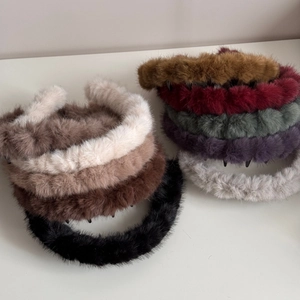 Vue détaillée de serre-têtes en peluche ondulés avec dents antidérapantes multi-couleurs