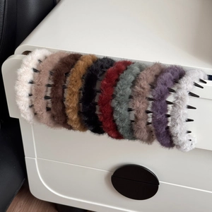 Détail de bandeaux en peluche en 10 couleurs avec design intérieur à dents antidérapant