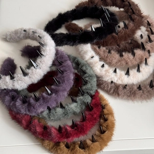 Vue détaillée de serre-têtes en peluche avec pointes punk en diverses couleurs et fausse fourrure