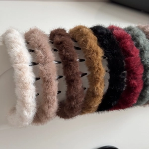 Gros plan de bandeaux en peluche douce de différentes couleurs sur un présentoir