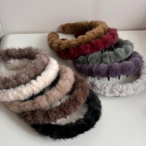 Détail d'un serre-tête en peluche avec dents antidérapantes et texture douce