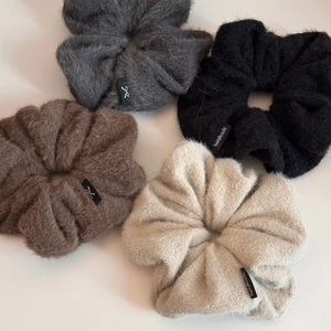 Lot de quatre chouchous en peluche aux tons automnaux avec étiquettes faites main
