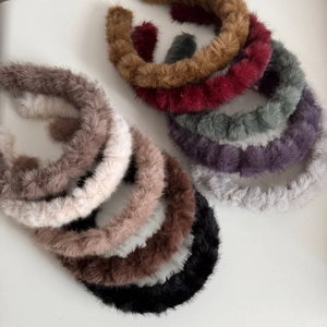 Serre-têtes ondulés en peluche de couleurs variées avec texture douce en fausse fourrure