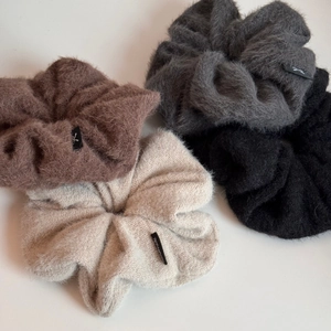 Lot de quatre chouchous surdimensionnés en peluche aux couleurs café, gris, noir et beige
