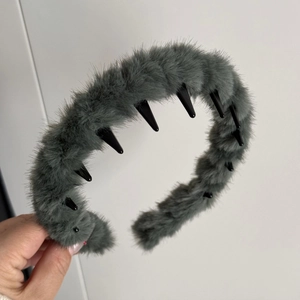 Détail macro du bandeau en fausse fourrure avec dents antidérapantes pour la coiffure