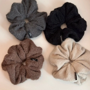 Chouchous pelucheux en gris, noir, marron et beige pour coiffures d'hiver élégantes