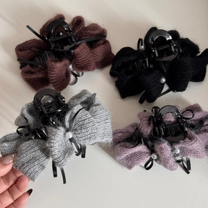 Elegante Strick-Haarklammern mit Schleifen und Perlen in Braun, Schwarz, Grau und Lila