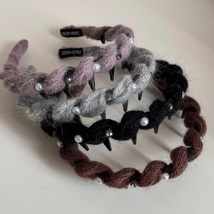 Detail von handgestrickten Haarbändern mit Kunstperlen, Strass und rutschfesten Zähnen