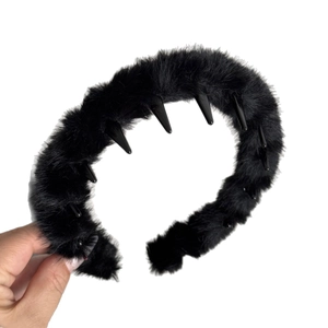 Serre-tête en peluche noire avec design ondulé et dents de fixation pour femme