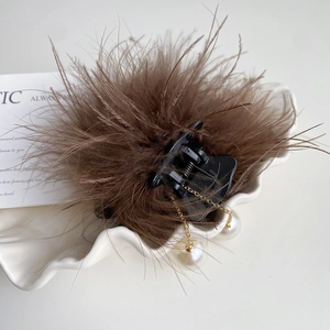 Pince à cheveux avec plumes marron, chaîne dorée et perles blanches pour femmes