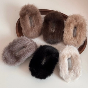 Set mit sechs farbenfrohen Plüsch-Haarspangen in neutralen Tönen für Herbst und Winter
