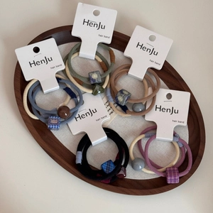 Set di 6 elastici per capelli colorati con perline geometriche su vassoio in legno