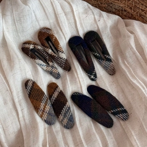 Lot de huit barrettes à carreaux vintage sur lin blanc pour un style automnal élégant