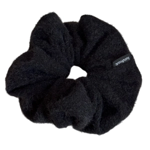 Chouchou géant en peluche noire avec étiquette handmade pour coiffure d'hiver