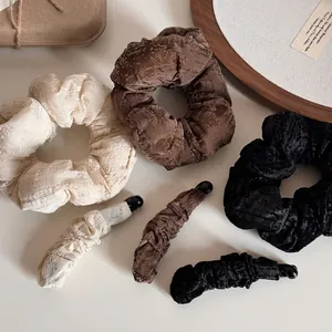 Pince Banane Floquée Rétro Français pour Femmes Ensemble de Chouchois en Tissu Plissé Support de Queue de Cheval Vintage