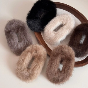 Französische Plüsch-Haarklammern in Erdtönen auf Holztablett für elegante Herbst-Winter-Stylings