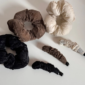 Lot d'accessoires cheveux vintage avec grand chouchou et pince banane en velours