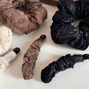 Lot de pinces à cheveux et chouchous en velours vintage noir, marron et beige