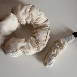 Détail du lot de chouchous en tissu jacquard blanc crème avec motifs texturés rétro