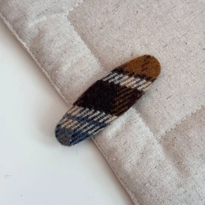 Détail d'une barrette BB en tissu à carreaux rétro marron et bleu tissé à la main