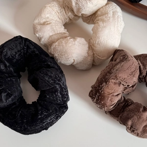 Lot de trois chouchous larges en tissu gaufré couleurs crème noir et marron foncé
