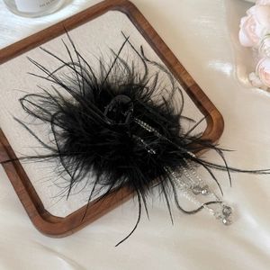 Grande pince à cheveux en plumes noires élégante avec chaîne à pompons et perles grises