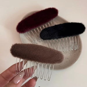 Set di tre pettini per capelli ovali in peluche in bordeaux, nero e marrone