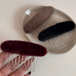 Set di pettini per capelli ovali in peluche in marrone scuro, nero e bordeaux