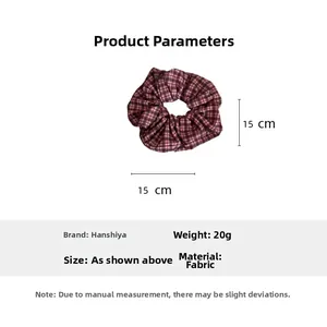 Makro-Detail des rot-schwarzen Karo-Stoff-Haargummis mit 15 cm Maßen und Textilstruktur