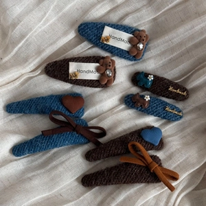 8-teiliges Set Haarspangen aus Stoff in Marineblau und Braun mit Plüschbären und Schleifen