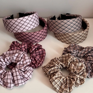Flachbild-Set aus Vintage-Plaid-Stoff-Stirnbändern und passenden großen Haargummis