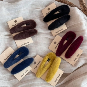 Plüsch-Haarspangen in fünf Farben für herbstliche und winterliche Frisuren