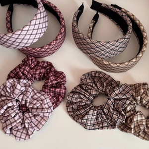 Britisches Karo-Haarband und Scrunchie-Set aus rotem und braunem Stoffgewebe