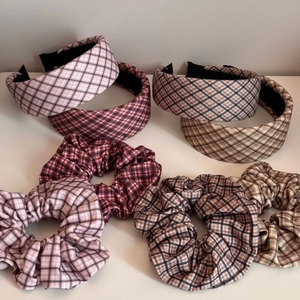 8-teiliges Set aus Retro-Stoff-Haarreifen und Scrunchies in stilvollen Karomustern