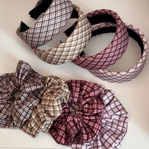 Vintage-Set aus karierten Haarbändern und großen Scrunchies in vier verschiedenen Farben