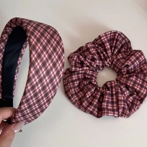 Detail von rot-schwarzem Gingham-Stoff-Haarreif und übergroßem Scrunchie-Set