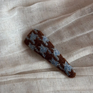 Detail showing the vintage knitted houndstooth pattern fabric on this stylish hair clip