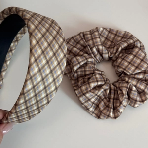 Detailansicht von Haargummi und Stirnband Set mit braun-blauem Karomuster aus Stoffgewebe